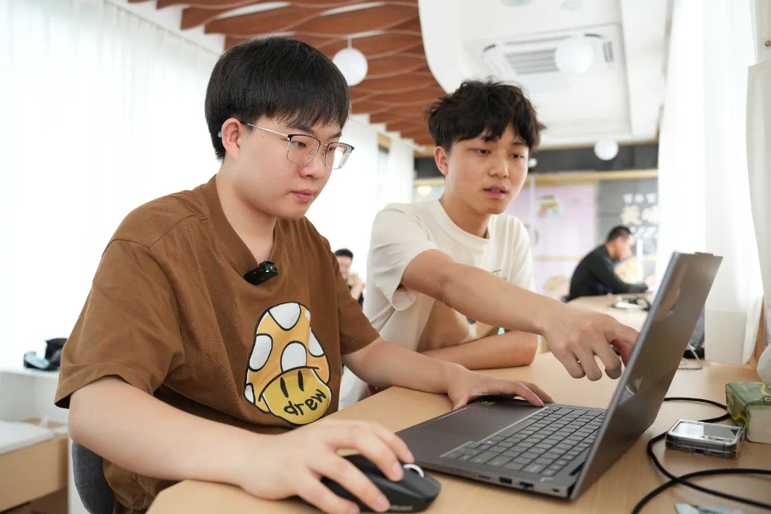 为全球企业“网安”加码！“漏洞赏金猎人”何权在阳光学院见到了他的偶像